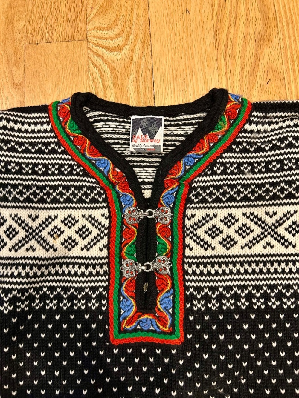 Vintage Dale of Norway 🇳🇴 Sweater with Colourful Trim & Nordic Birdseye Clasp - Picture 2 of 5